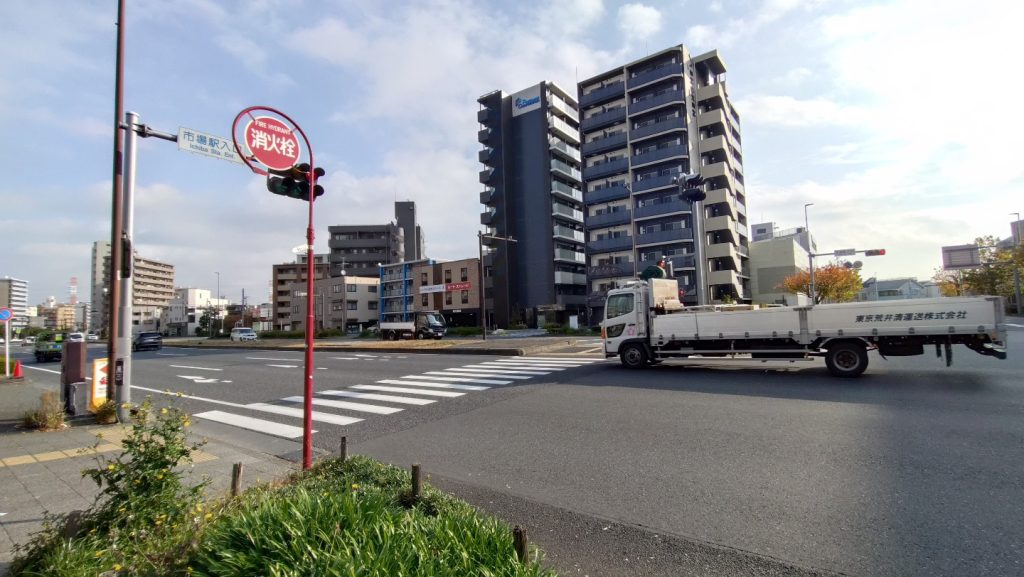 市場駅入り口 国道１５号線